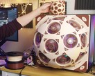 Noctua SuperDome rymmer 15 fläktar i sidopanelen på en speldator.