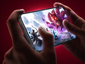 Redmi K90 Ultra drivs av Snapdragon 8 Elite. På bilden: en reklambild som visar ett MOBA-spel som körs på telefonen.