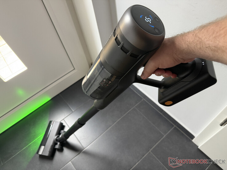 Roborock H60 Ultra städar golvet, på toppen den rudimentära displayen