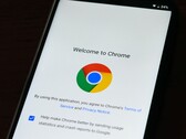 Smartphone som visar välkomstskärmen för Google Chrome med Chrome-logotypen
