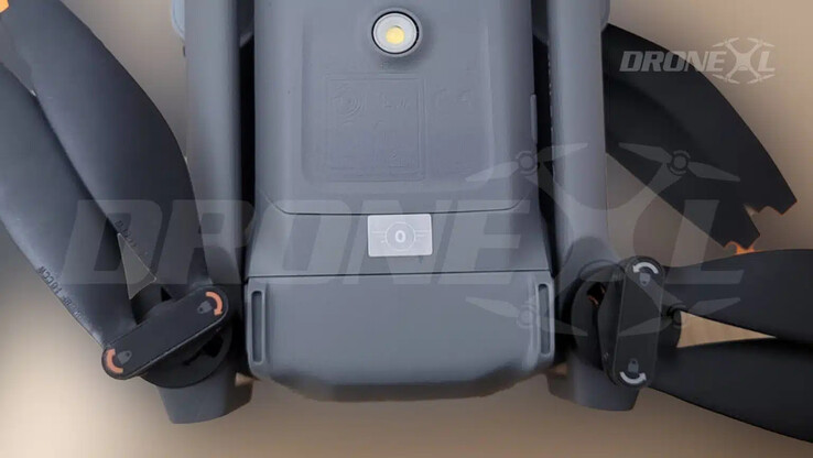 Mini 5 Pro har en knapp på sidan som förväntas göra det möjligt för den att lyfta utan att behöva ha en styrenhet till hands. (Bildkälla: via DroneXL &amp; Jasper Ellens)