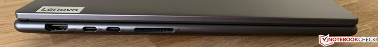 Vänster sida: HDMI 2.1, USB-C 3.2 Gen.1 (5 Gbps, DisplayPort-ALT-läge 1.2, Power Delivery), USB-C 4.0 med Thunderbolt 4 (40 Gbps, DisplayPort-ALT-läge 1.4, Power Delivery 3.0), SD-kortläsare