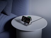 Ankers nya Prime Wireless Charging Station (på bilden laddar den en telefon, en klocka och vad som ser ut som TWS-öronsnäckor) lanseras i USA i februari 2026. (Bildkälla: Anker)