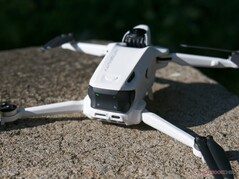 Du kan grovt uppskatta laddningsnivån genom att titta på batteriet