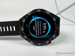 Huawei Watch GT 3 SE när den laddas