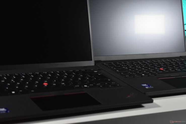 ThinkPad T14 Gen 7 (höger) jämfört med ThinkPad T14 Gen 6 (vänster)