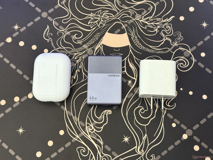 Ugreen Nexode Air 45W Slim bredvid AirPods Pro-fodralet och en 18W-laddare fr Apple 
