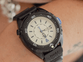Timex Intrepid x Dimepiece Blackout Edition har en svart boett i rostfritt stål, en krämfärgad urtavla och lila detaljer