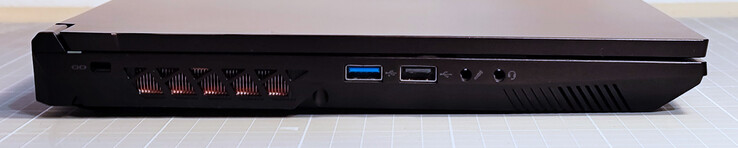 Kensington säkerhetslucka, USB typ-A 3.2 Gen1, USB-A 2.0, mikrofoningång, 3,5 mm kombinationsuttag