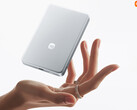 UltraThin Magnetic Power Bank med en kapacitet på 10.000 mAh kostar cirka 51 USD i Kina. På bilden: en reklambild som visar dess tunna och lätta design.