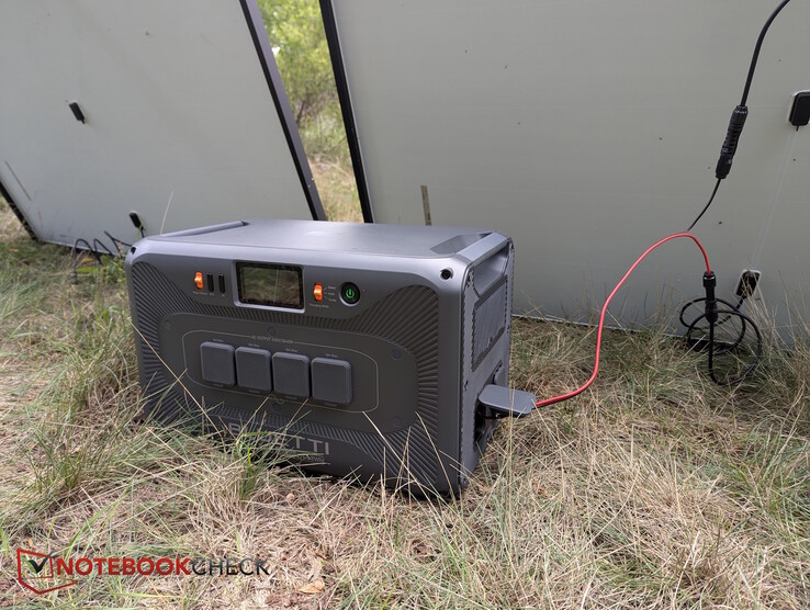 Solpanel via en av de två XT60-ingångarna