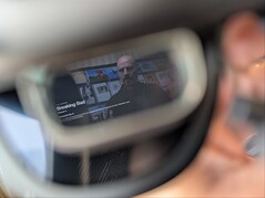 Xreal One Pro med utökad skärm som spelar Breaking Bad på Netflix