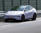 Tesla Model Y Performance trim 2026 på racerbanan Nürburgring. (Bildkälla: CarSpy/YT)