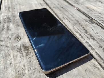 Honor X9b:s främre skärm (Bildkälla: Darryl Linington - NoteBookCheck)