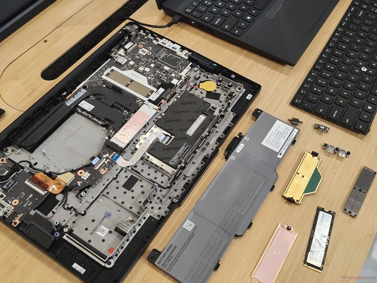 Lenovo ThinkPad T14 Gen 7 med CRU:er borttagna.