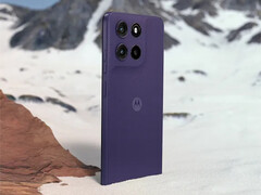 Moto G67 Power i sitt Pantone Parachute Purple färgalternativ. (Bildkälla: Motorola)