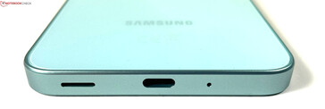 Nedtill: högtalare, USB-C 2.0, mikrofon