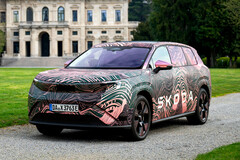 Jätte i förklädnad: Skoda Peaq fungerar som det nya elektriska flaggskeppet och konkurrerar i det övre segmentet tack vare sitt stora batteri på 91 kWh och en effekt på upp till 220 kW.