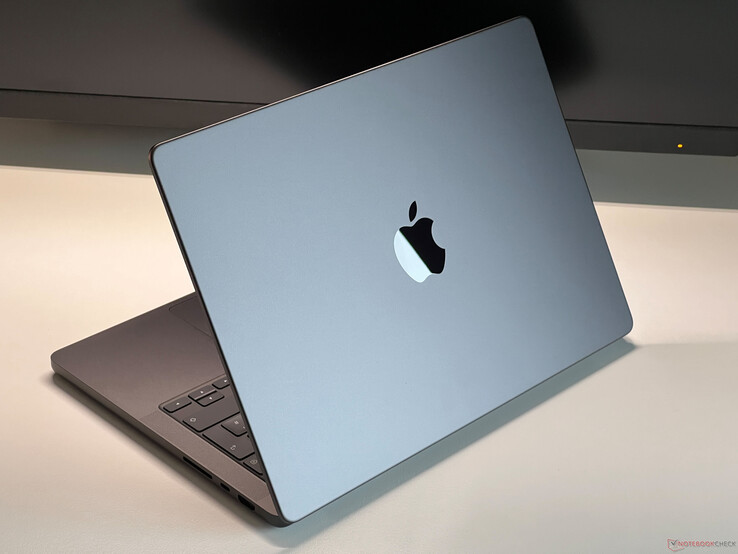 Apple MacBook Pro i Space Grey placerad på ett skrivbord med locket delvis öppet, vilket visar tangentbordet och Apple logotypen (Bildkälla: Notebookcheck)