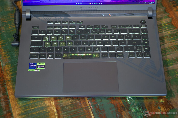 Clickpad och RGB-belyst tangentbord