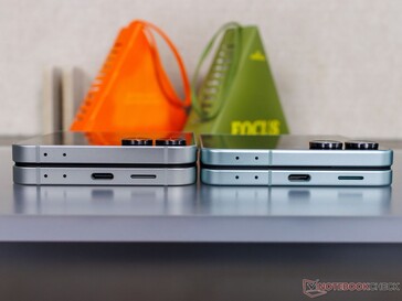 Galaxy Z Flip 7 FE (L) och Flip 7 (R) sida vid sida (bildkälla: Notebookcheck)