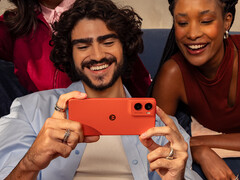 Motorola Moto G06 Power har ett batteri på 7.000 mAh. På bilden: en kampanjbild av telefonen. (Bildkälla: Lenovo)