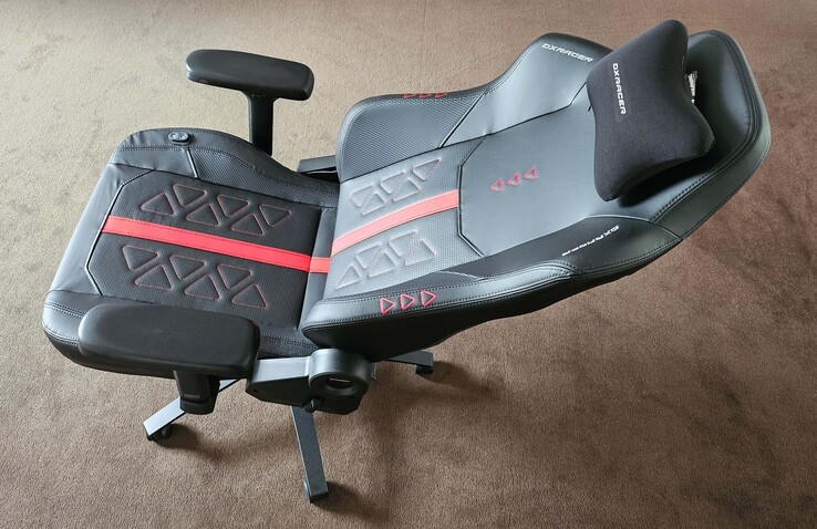 Sidovy av en kontorsarbetare som använder en bärbar HP Compaq nx6325, som visar den bärbara datorns klassiska 15-tumsskärm utan widescreen och kompakta affärsdesign.