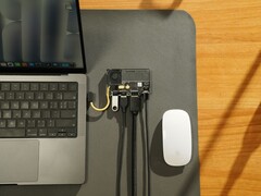 Sharge Disk Pro transparent bärbar SSD med aktiv kylning och multi-port hub ansluten till en MacBook och Apple Magic Mouse. (Bildkälla: Sharge via Kickstarter)
