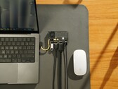 Sharge Disk Pro transparent bärbar SSD med aktiv kylning och multi-port hub ansluten till en MacBook och Apple Magic Mouse. (Bildkälla: Sharge via Kickstarter)