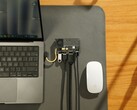 Sharge Disk Pro transparent bärbar SSD med aktiv kylning och multi-port hub ansluten till en MacBook och Apple Magic Mouse. (Bildkälla: Sharge via Kickstarter)