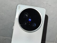 Den praktiska videon visar Vivo X200 Ultra inklusive dess stora Zeiss-kamera (Bildkälla: Little Red Book, Weibo)