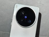 Den praktiska videon visar Vivo X200 Ultra inklusive dess stora Zeiss-kamera (Bildkälla: Little Red Book, Weibo)