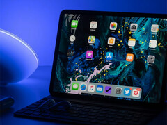 Övergången till chip-on-film-teknik kommer troligen att ge förbättrad energieffektivitet även för iPad Pro, äldre modell på bilden. (Bildkälla: Daniel Korpai & Unsplash)