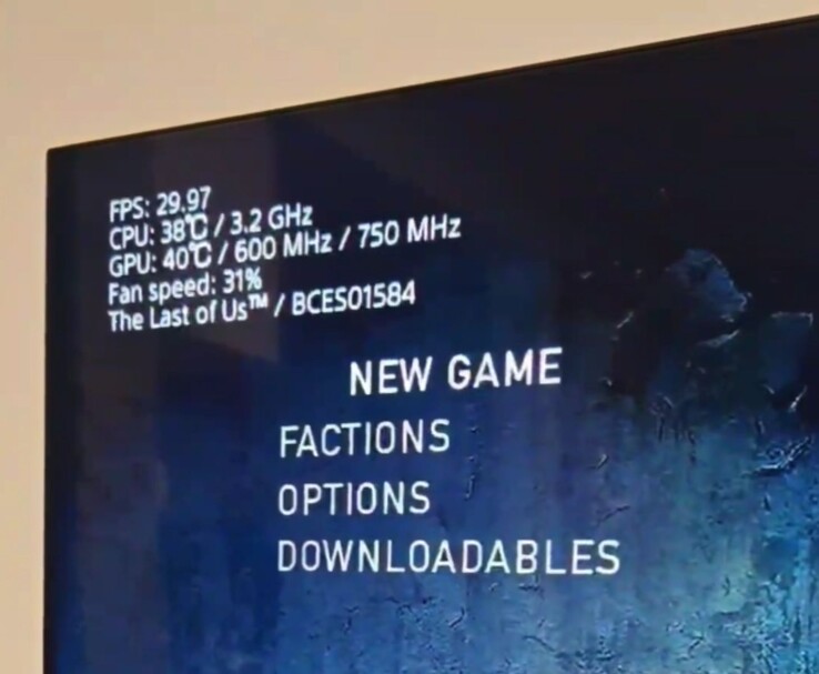 Statistik på skärmen för PS3 Slim Pro som kör The Last of Us visar 38 °C CPU, 40 °C GPU och 31 % fläkthastighet. (Bildkälla: Fun-Equivalent-7785 via Reddit / r/PS3)