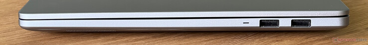 Höger: 2x USB-A 3.2 Gen 1 (5 Gbit/s)