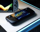 En Steam Deck som visar SteamOS-startskärmen ligger på ett vitt skrivbord bredvid olika Windows-baserade handhållna speldatorer, inklusive ASUS ROG Ally och Ayaneo-enheter. (Bildkälla: Notebookcheck)