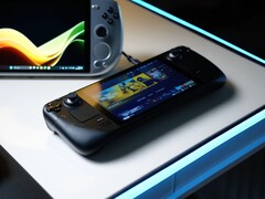 En Steam Deck som visar SteamOS-startskärmen ligger på ett vitt skrivbord bredvid olika Windows-baserade handhållna speldatorer, inklusive ASUS ROG Ally och Ayaneo-enheter. (Bildkälla: Notebookcheck)