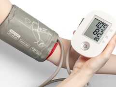 En person som använder en medicinsk tonometer (Bildkälla: Mockup Graphics via Unsplash; beskuren)