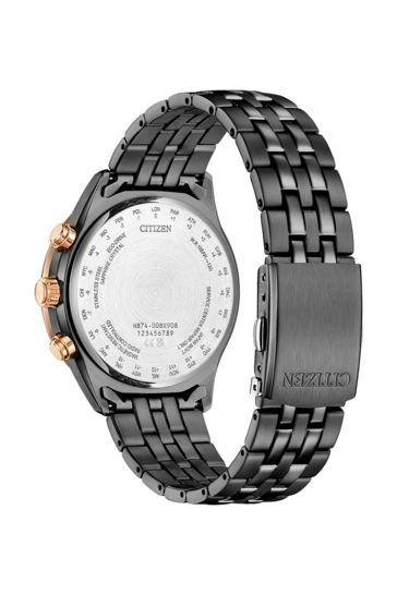 Baksidan av Citizen Eco-Drive-BY1036-53L visar det svarta armbandet i rostfritt stål och UTC-stadskoderna på boettens baksida.