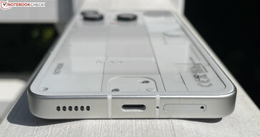 Nedtill: Högtalare, USB-C 2.0, mikrofon, dubbla SIM-kort