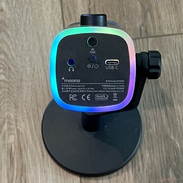 Nederst: 3,5 mm hörlursuttag, ström-/RGB-knapp, brusreduceringsknapp, USB-C-uttag för laddning/anslutning