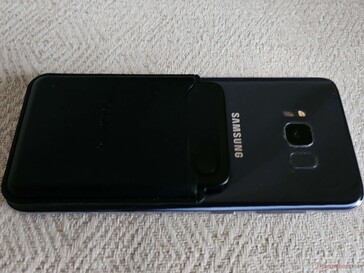 Det magnetiska skalet fäster säkert på smarttelefonen om inget fodral används; annars används den medföljande magnetiska ringen.