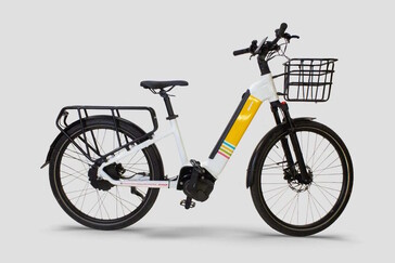 Det finns ett bagagehyll och en cykelkorg