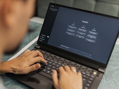 En person skriver på en bärbar dator med ChatGPT:s startsida öppen