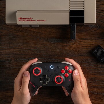 8BitDo Ultimate 2 Bluetooth - NES 40th Limited Edition levereras med en NES Retro Receiver, så att den kan användas med NES. (Bildkälla: 8BitDo)