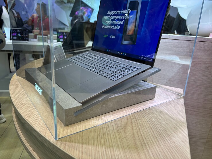 Acer Swift 16 AI från vänster sida. Bildkälla: Notebookcheck)