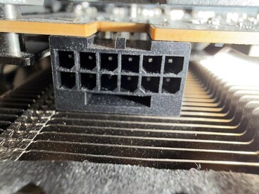 Bränd Sapphire Nitro RX 9070 XT strömkontakt. (Bildkälla: r/pcmasterrace på Reddit)