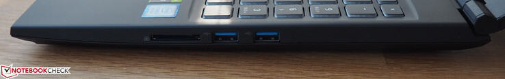 Höger sida: Kortläsare, 2x USB 3.0 (Typ A)