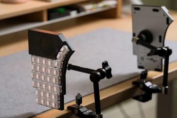 MoErgo Go60 vertikalt monterad på ett skrivbord (Bildkälla: MoErgo)