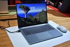 Lenovo IdeaPad Vibe 14 i färgen Chill Blue.